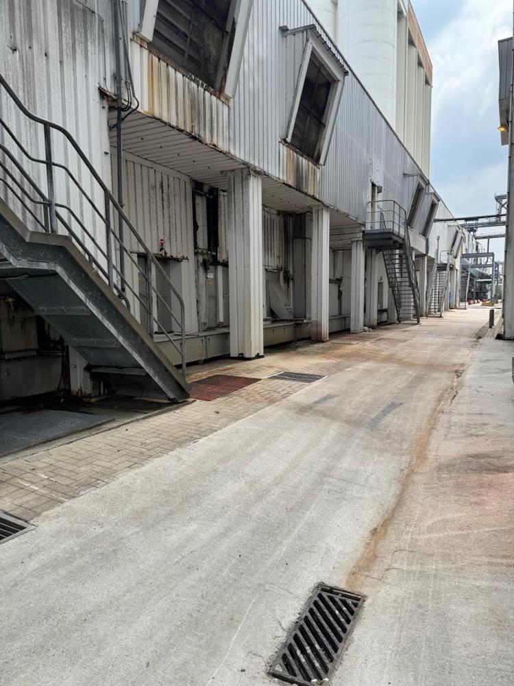 Vieja pared exterior con aislamiento y paneles